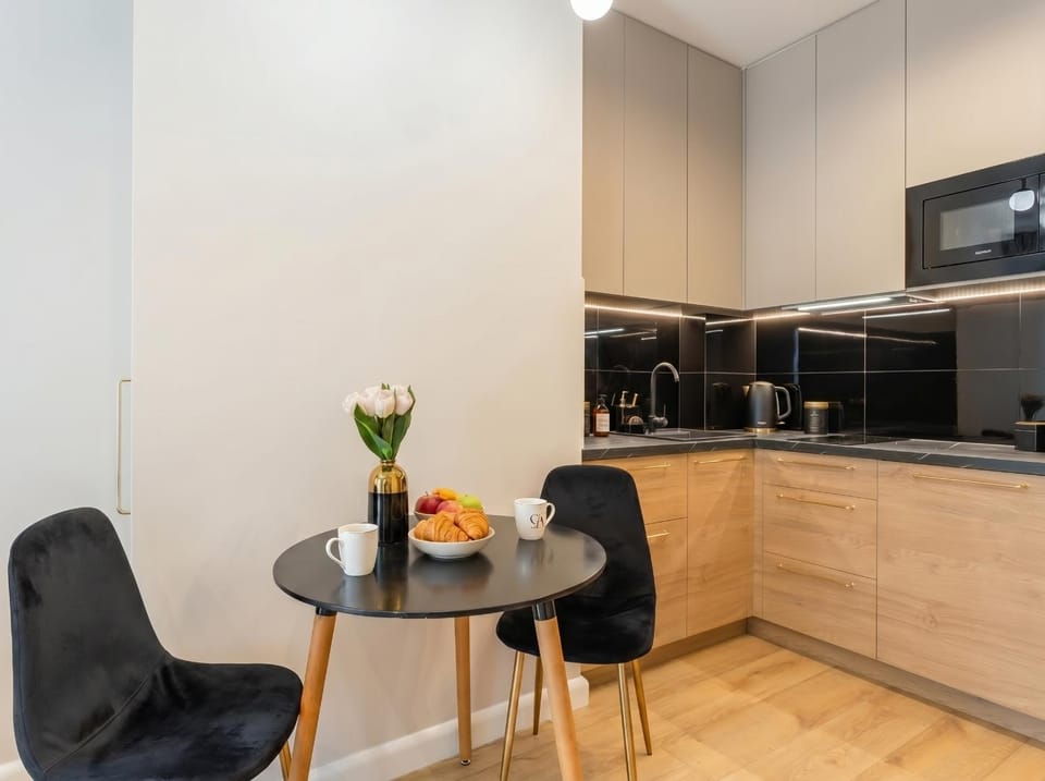 Coffee/tea facilities, Kitchen or kitchenette, Living room, Food and drinks, Seating area, Dining area, Food, minibar, pet friendly, stove