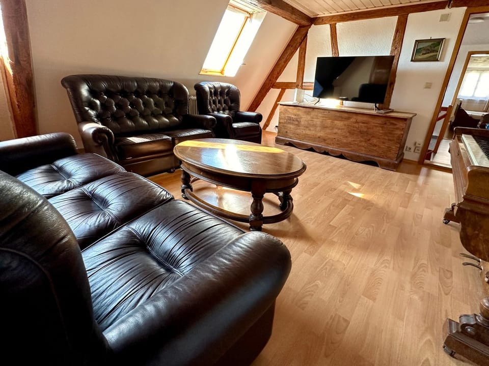 Communal lounge/ TV room, TV and multimedia, Living room, Seating area, Evening entertainment
