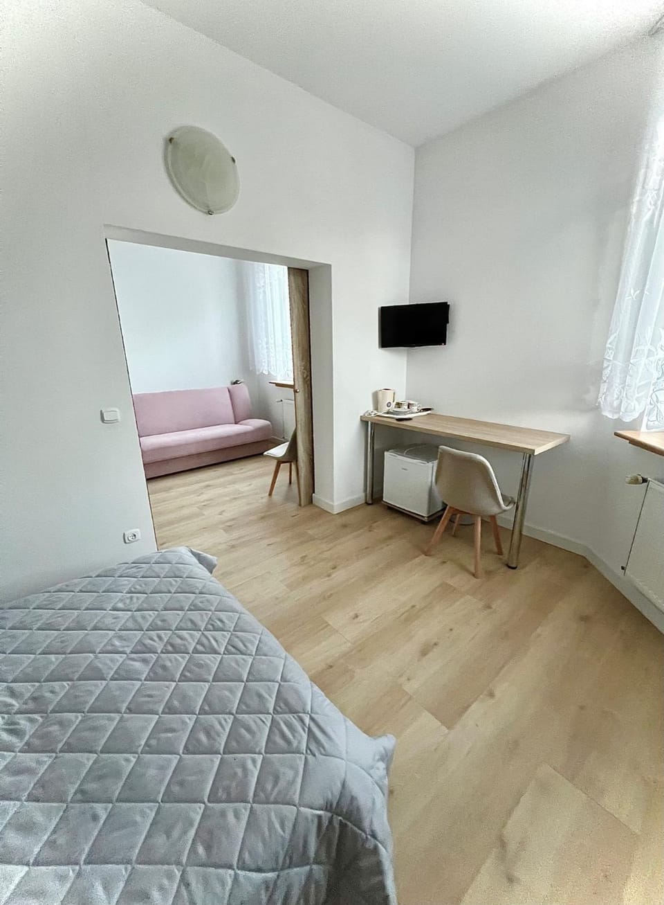 Bed, TV and multimedia, Photo of the whole room, Bedroom