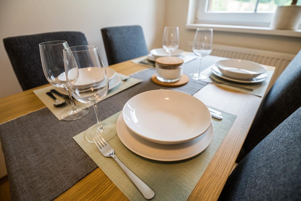Food and drinks, Seating area, Dining area, Food, Drinks