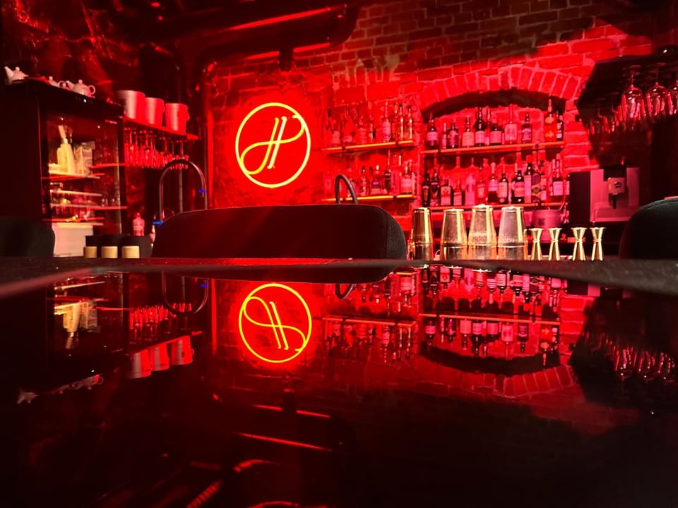 Restaurant/places to eat, Nightclub / DJ, Lounge or bar, Logo/Certificate/Sign, Drinks