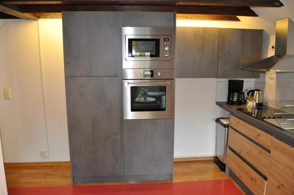 Coffee/tea facilities, oven, stove