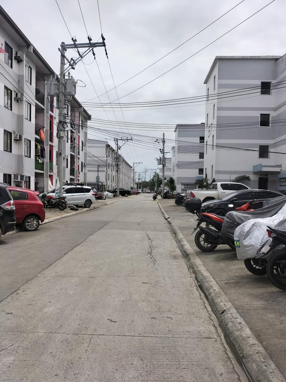 Property building, Day, Neighbourhood, Street view, Location, Parking
