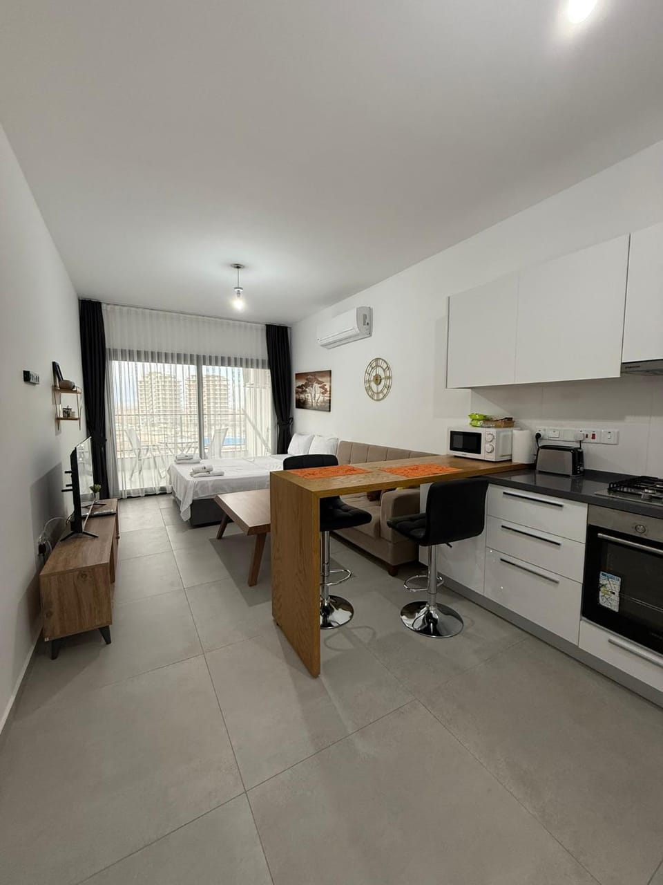 Dining area, oven, stove, toaster