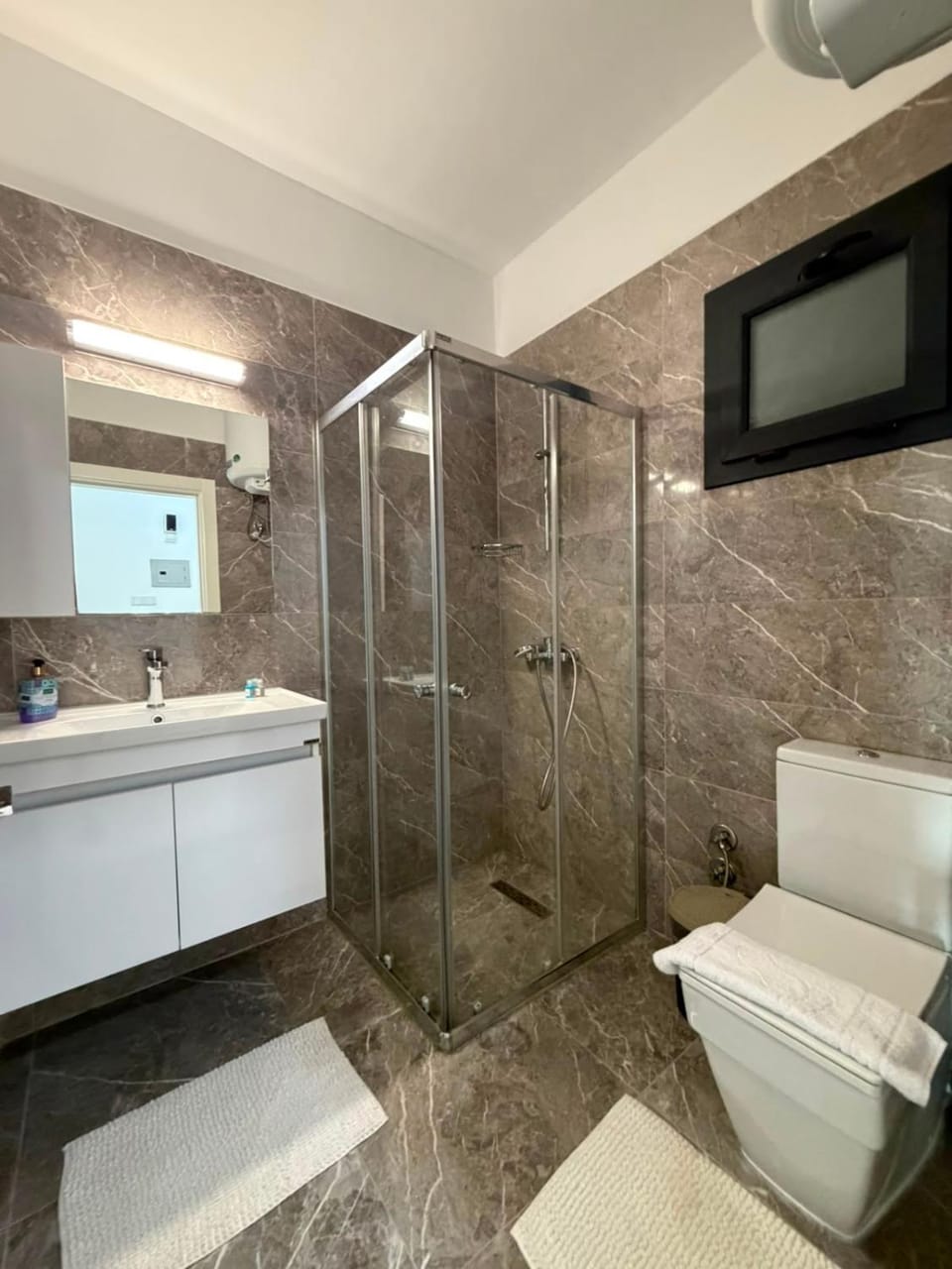 Shower, Toilet, Bathroom, towels
