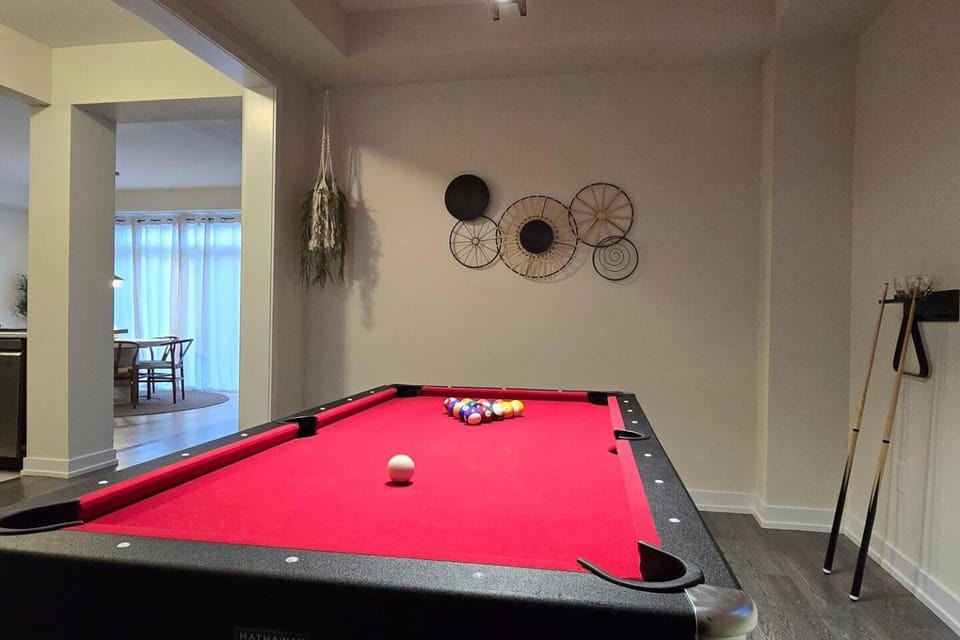 Billiard, Game Room