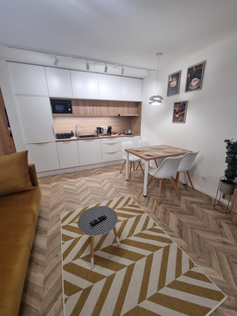 Kitchen or kitchenette, Dining area