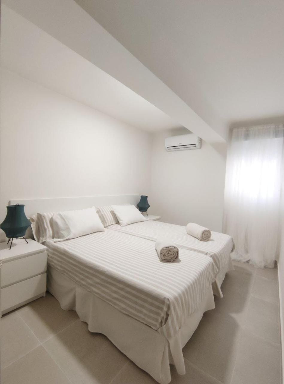 Bed, Photo of the whole room, Bedroom, towels, air conditioner