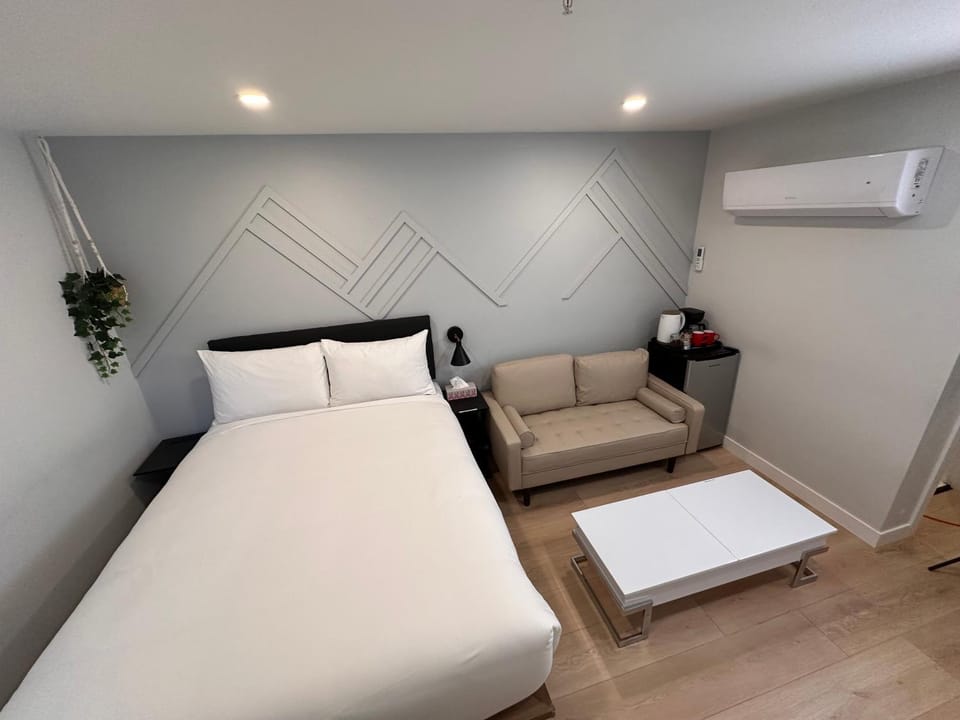 Bed, Seating area, Bedroom, towels, air conditioner