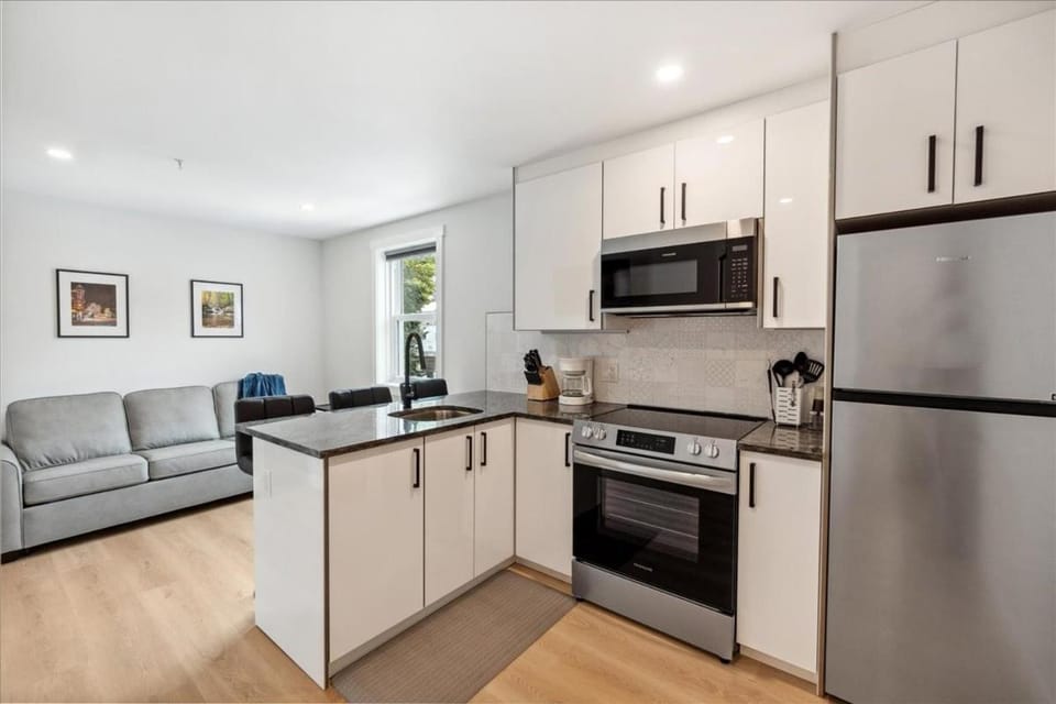 Kitchen or kitchenette, Living room, Seating area, Dining area, Street view, Breakfast, microwave, oven, stove, toaster