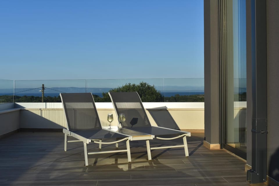 View (from property/room), Balcony/Terrace, Sea view, sunbed