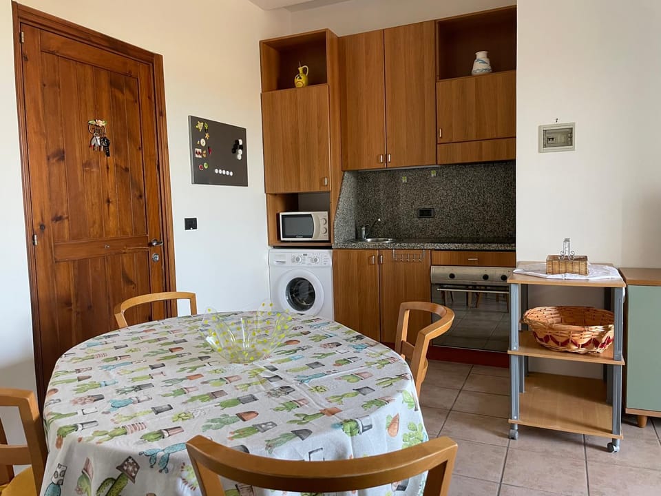TV and multimedia, Kitchen or kitchenette, Dining area, microwave, oven, stove, washing machine