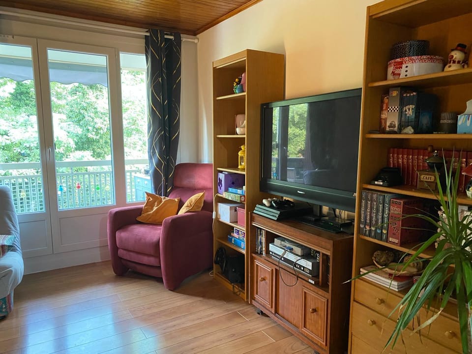Communal lounge/ TV room, Library, TV and multimedia