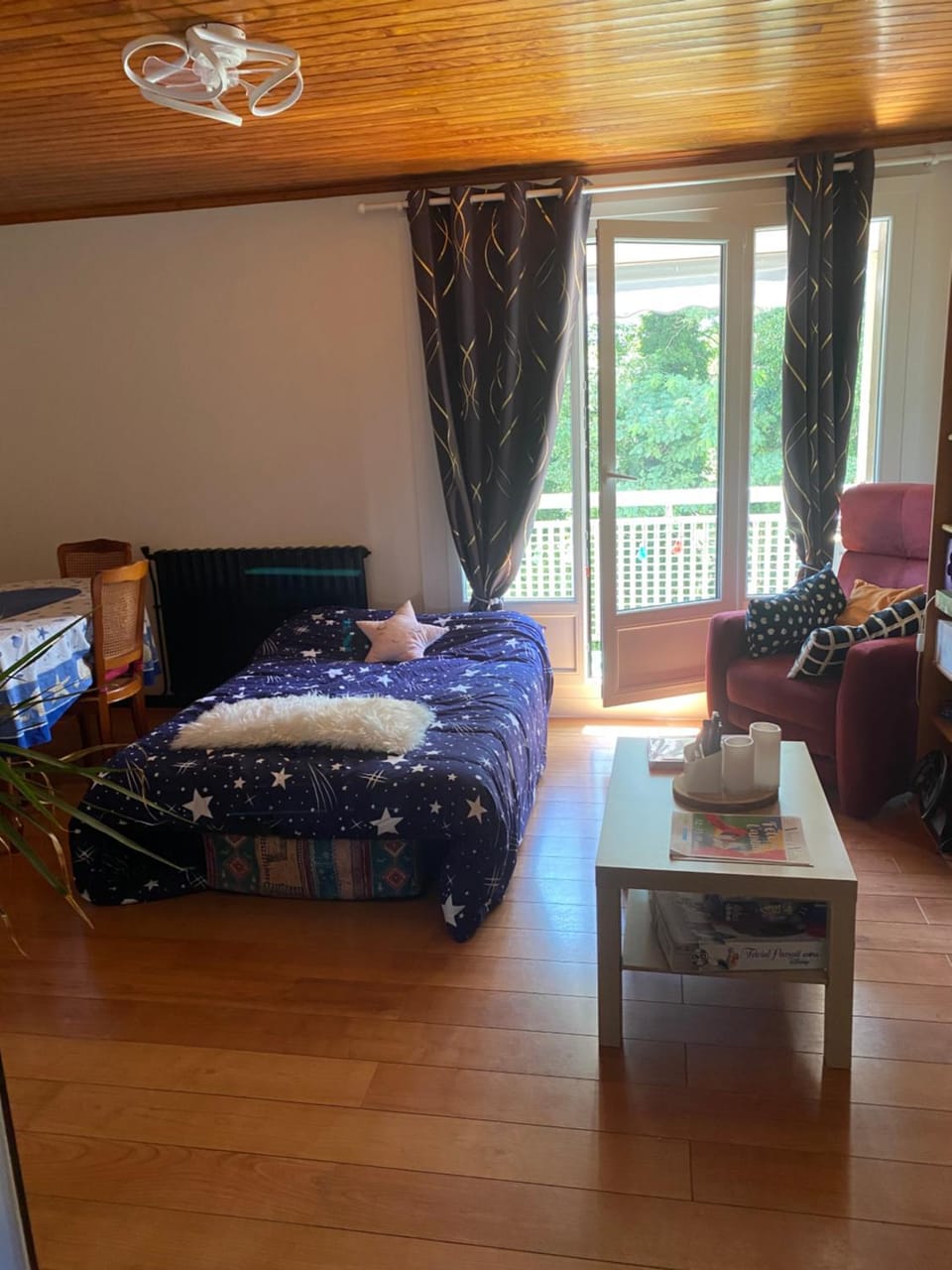 Bed, Living room