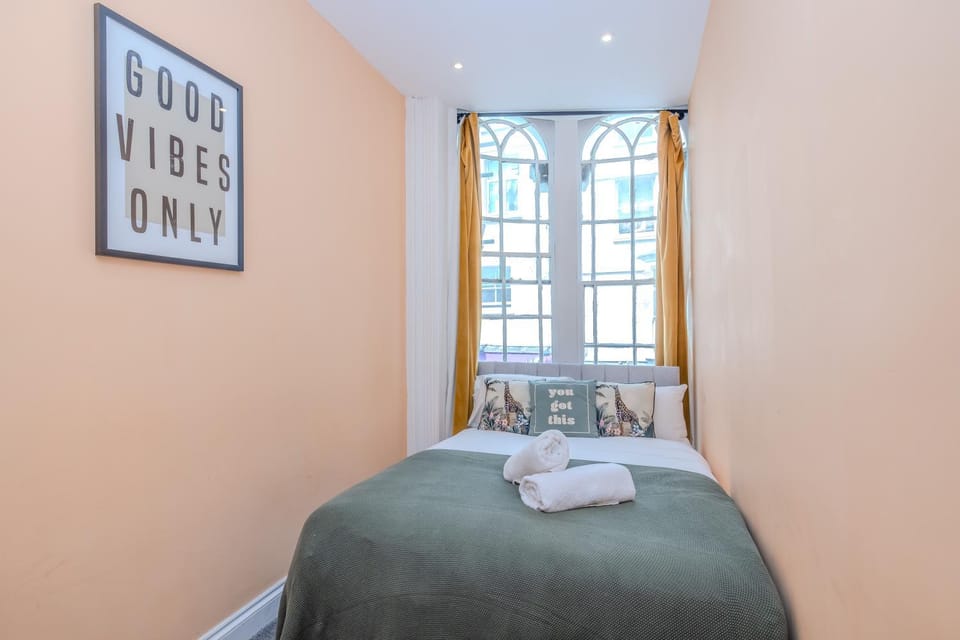 2 Bedroom Flat Next To Brighton Beach Apartment in Brighton