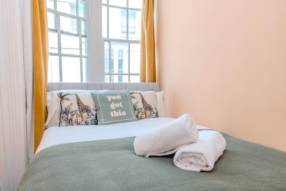 2 Bedroom Flat Next To Brighton Beach Apartment in Brighton