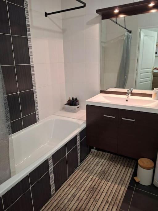 T1 meuble avec piscine commune Apartment in Auvergne-Rhône-Alpes