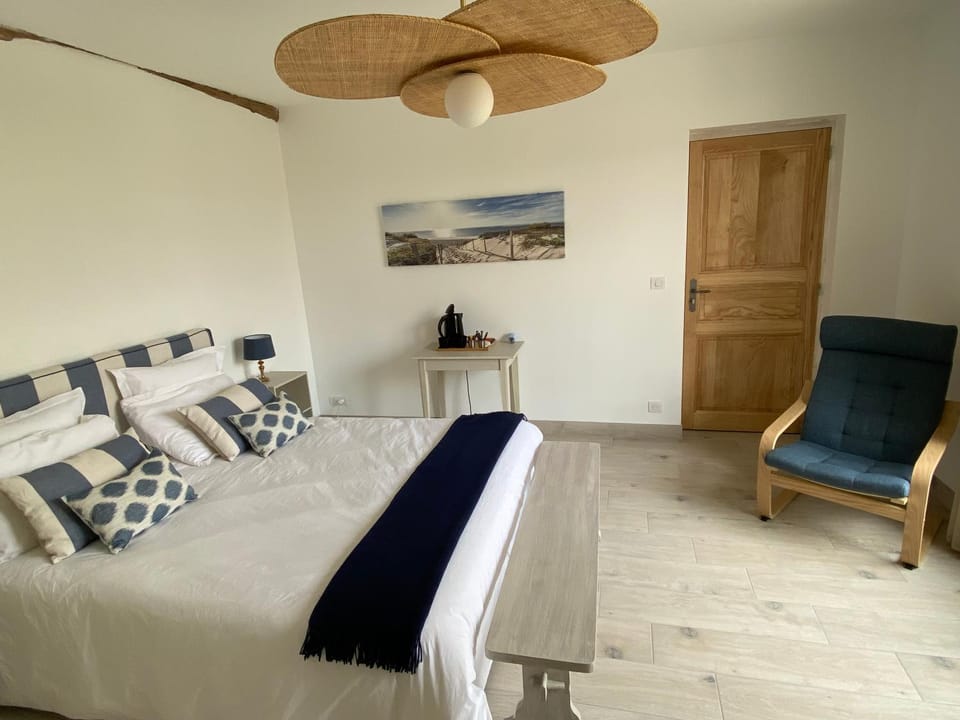Bed, Coffee/tea facilities, Photo of the whole room, Bedroom, internet