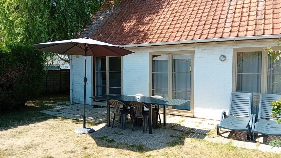Property building, Patio, Garden, Garden view, Breakfast