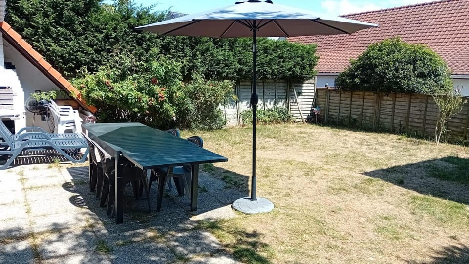 Property building, Patio, Garden, Garden view, Breakfast