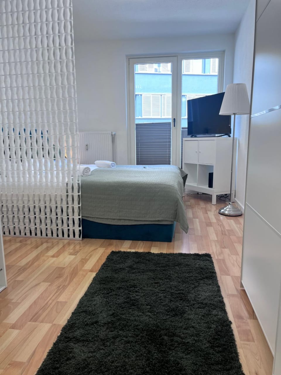 Bed, TV and multimedia, Photo of the whole room, Bedroom