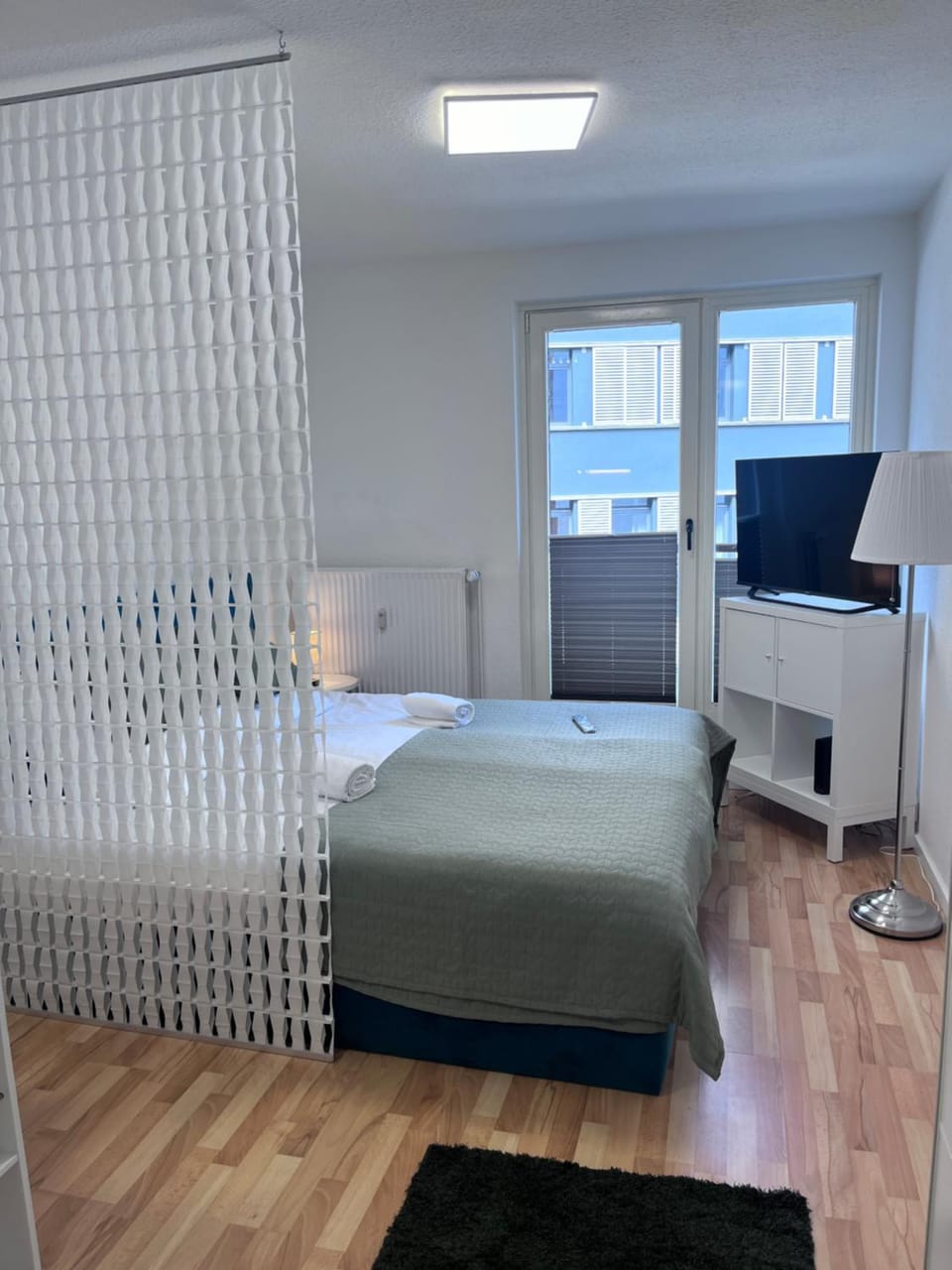 Bed, TV and multimedia, Photo of the whole room, Bedroom