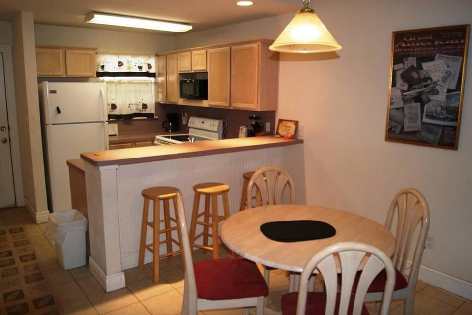 Sun Dancer #3 Mid Island 2 minute walk beach access Apartment in South Padre Island