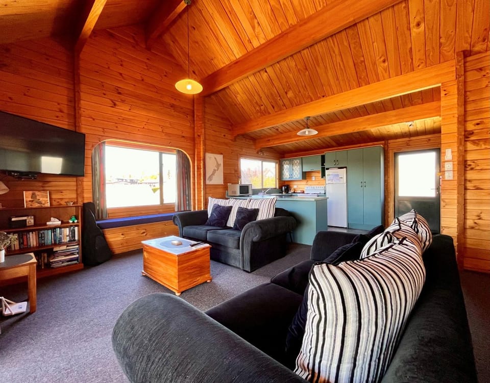 TV and multimedia, Living room, Seating area, fireplace