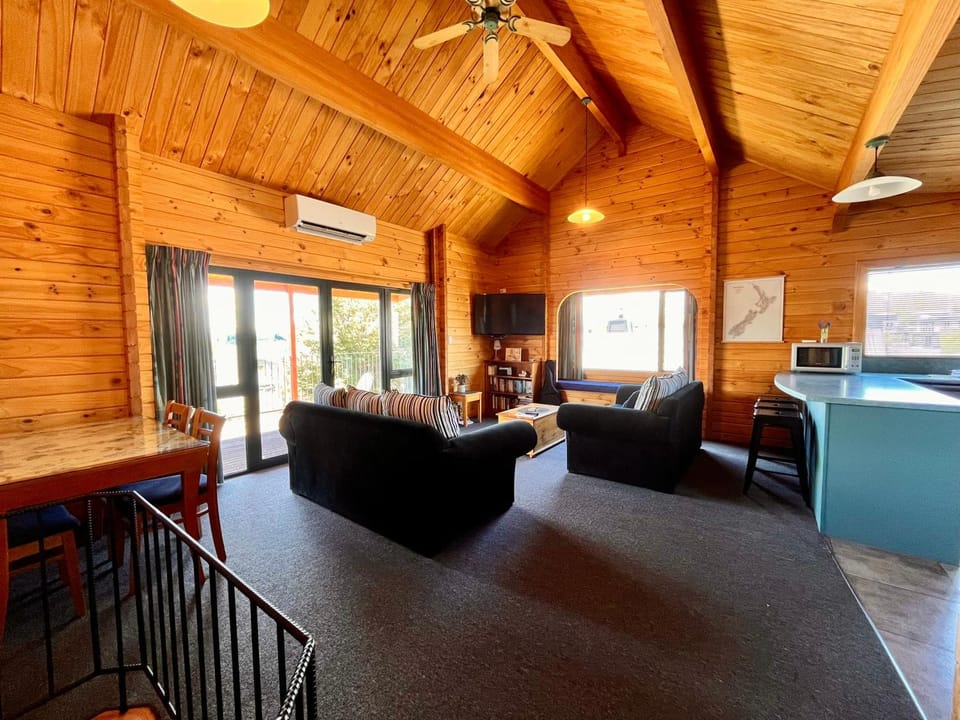 Living room, fireplace, heating