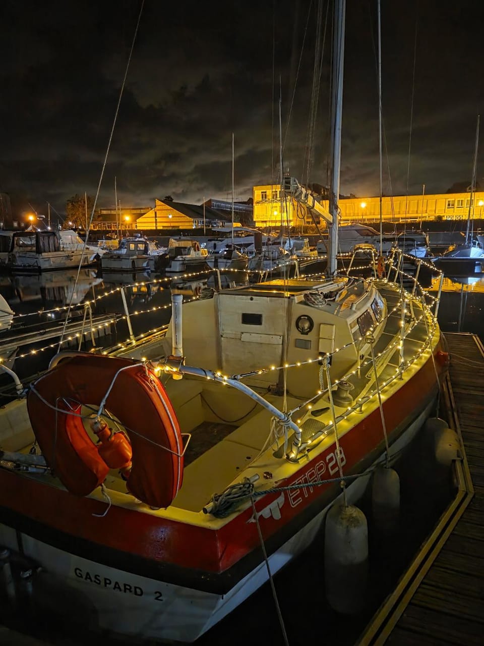 Nuit romantique sur un bateau à Deauville Docked boat in Deauville