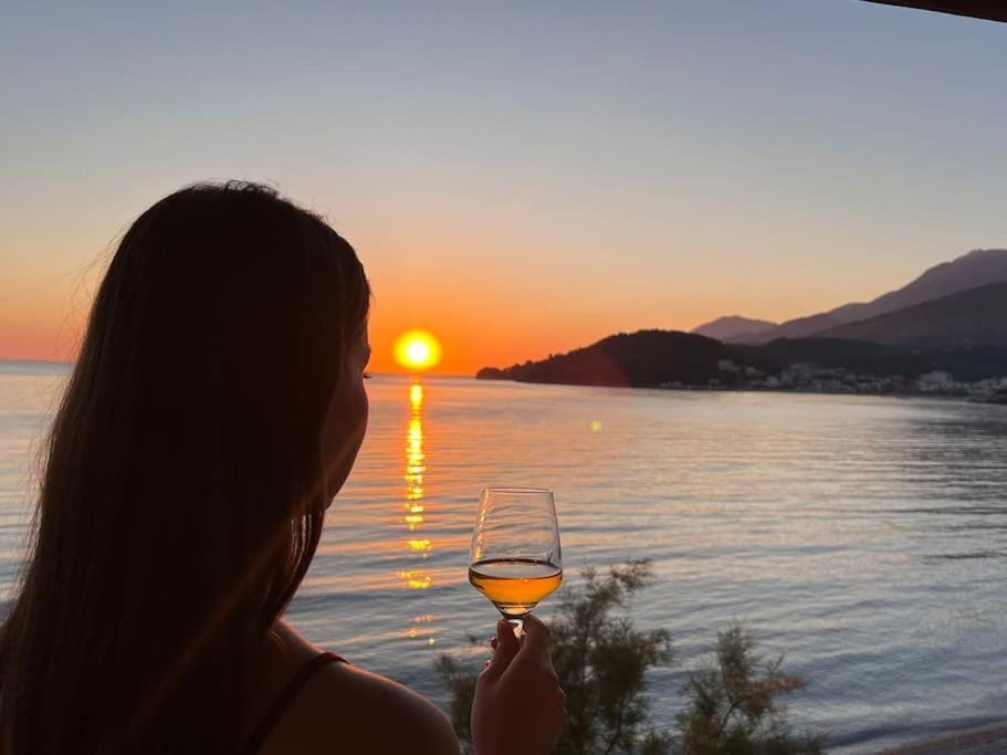 Potam'Sea Bliss 32 - Beach Front, Sun Beds & Parking Apartment in Vlorë County, Albania