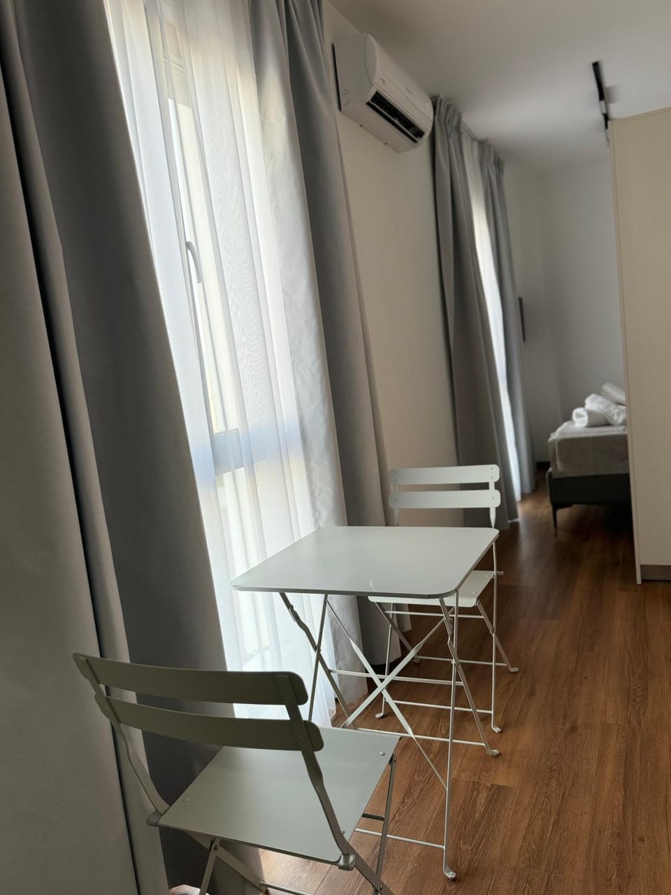 Bed, Living room, Photo of the whole room, Seating area, Dining area, Bedroom, air conditioner
