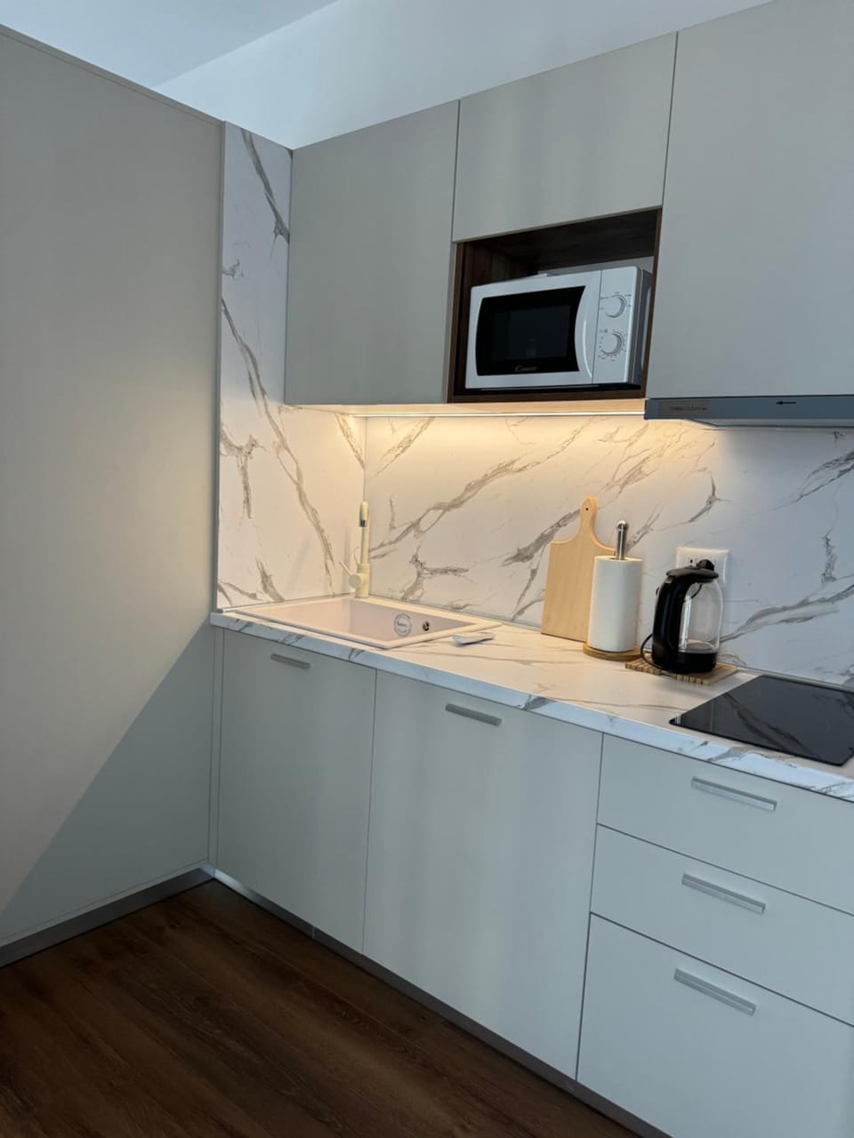 Coffee/tea facilities, Kitchen or kitchenette, microwave, stove