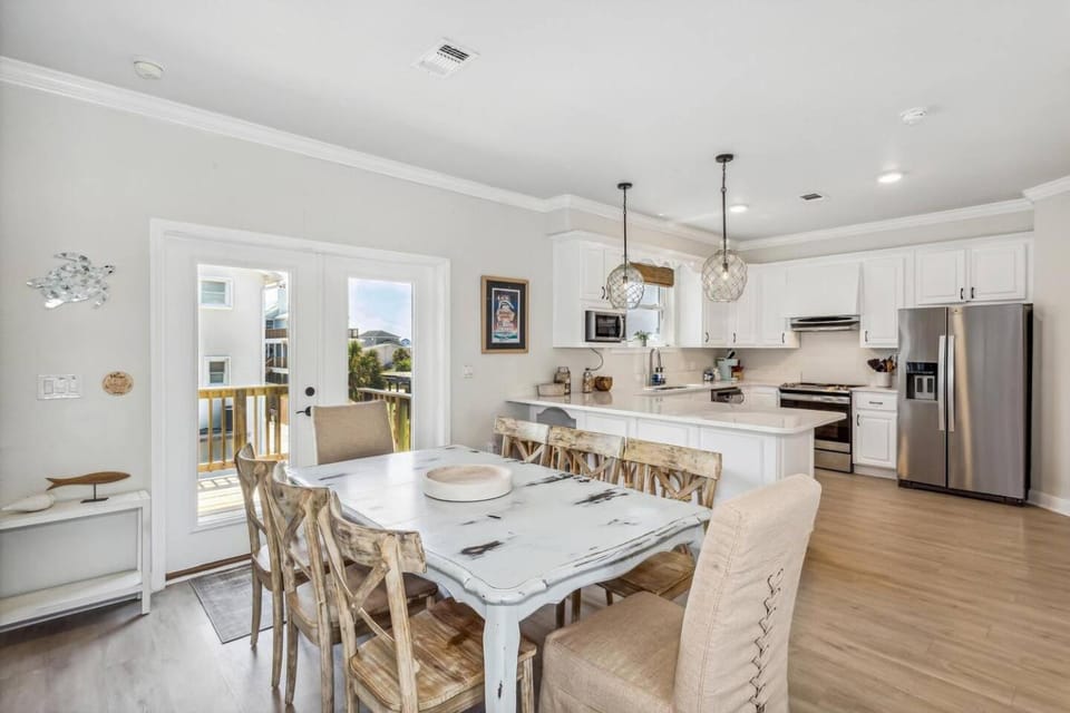 Kitchen or kitchenette, Dining area, pet friendly