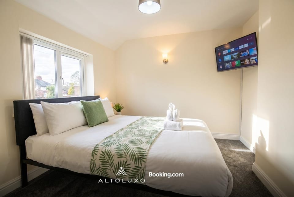 The Jungle Comfy & Spacious 3BR by AltoLuxo Short Lets & Serviced Accommodation With Free WiFi & Parking House in Bristol