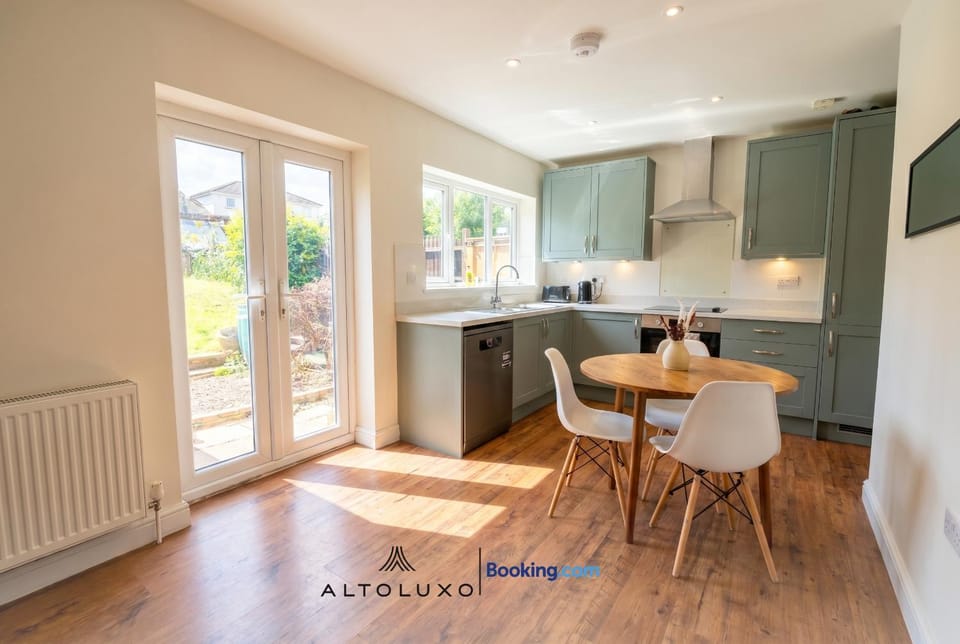 The Jungle Comfy & Spacious 3BR by AltoLuxo Short Lets & Serviced Accommodation With Free WiFi & Parking House in Bristol