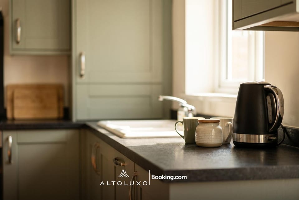 The Jungle Comfy & Spacious 3BR by AltoLuxo Short Lets & Serviced Accommodation With Free WiFi & Parking House in Bristol