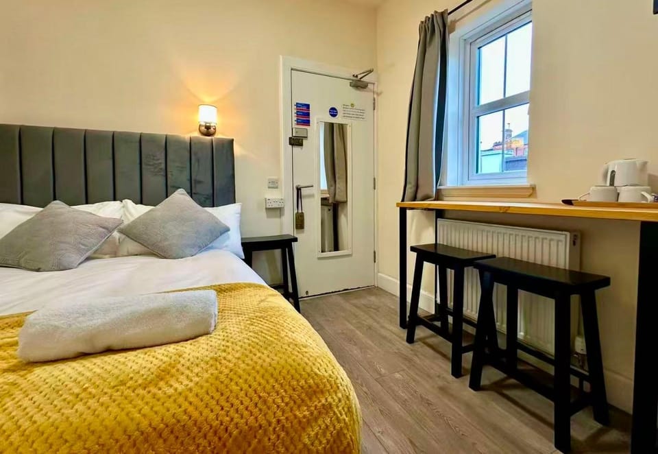 Bed, Seating area, Bedroom