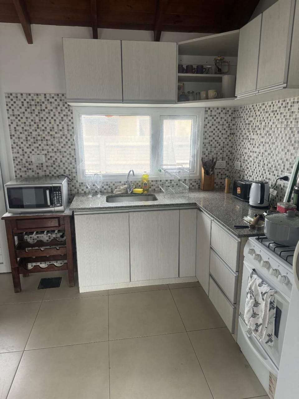 Coffee/tea facilities, Kitchen or kitchenette, microwave, oven, stove, toaster