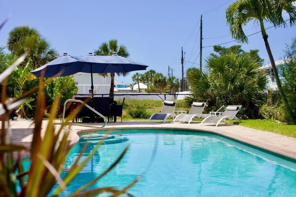 Garden view, Pool view, Swimming pool, sunbed