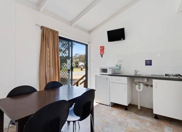 Coffee/tea facilities, Kitchen or kitchenette, Dining area, pet friendly, stove, air conditioner