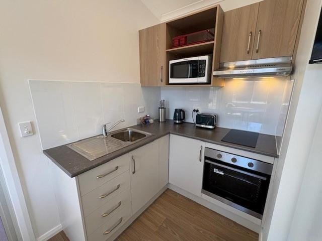 Coffee/tea facilities, Kitchen or kitchenette, oven, stove, toaster
