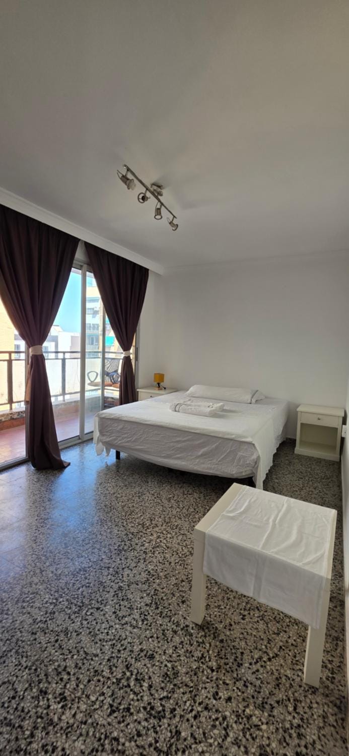 habitación privada preciosa centro malaga enfrente de la estación de tren María zambrano y dos centros comerciales y también cerca a la playa Wi-Fi la mejor zona de Málaga Vacation rental in Malaga