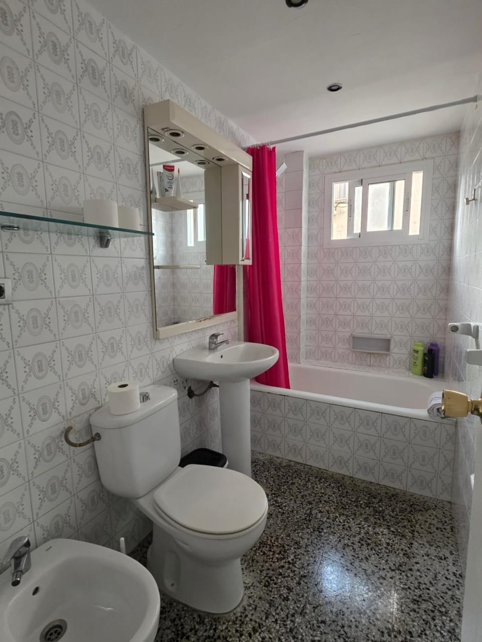 Shower, Toilet, Bathroom, Bath, bidet, towels