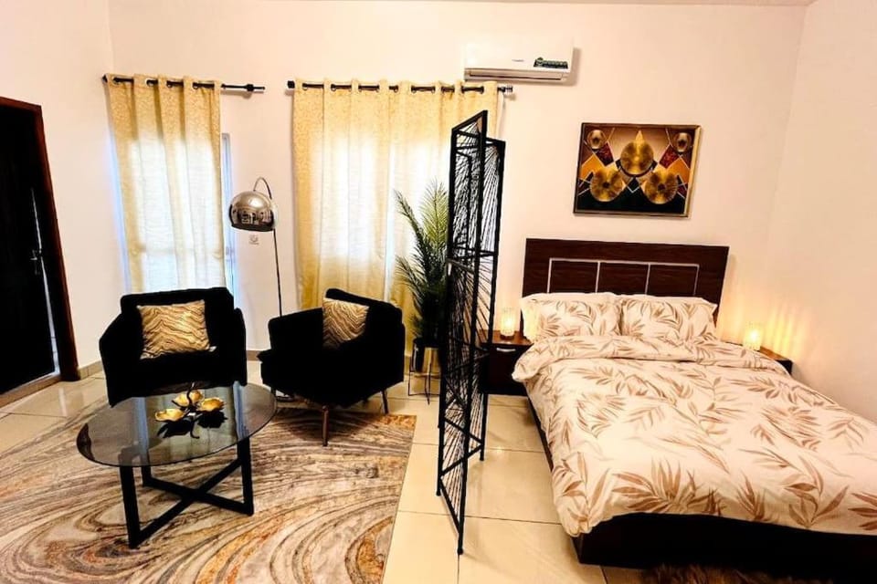 Bed, Living room, Photo of the whole room, Seating area, Bedroom, air conditioner