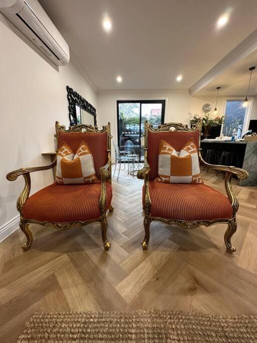 Living room, Seating area