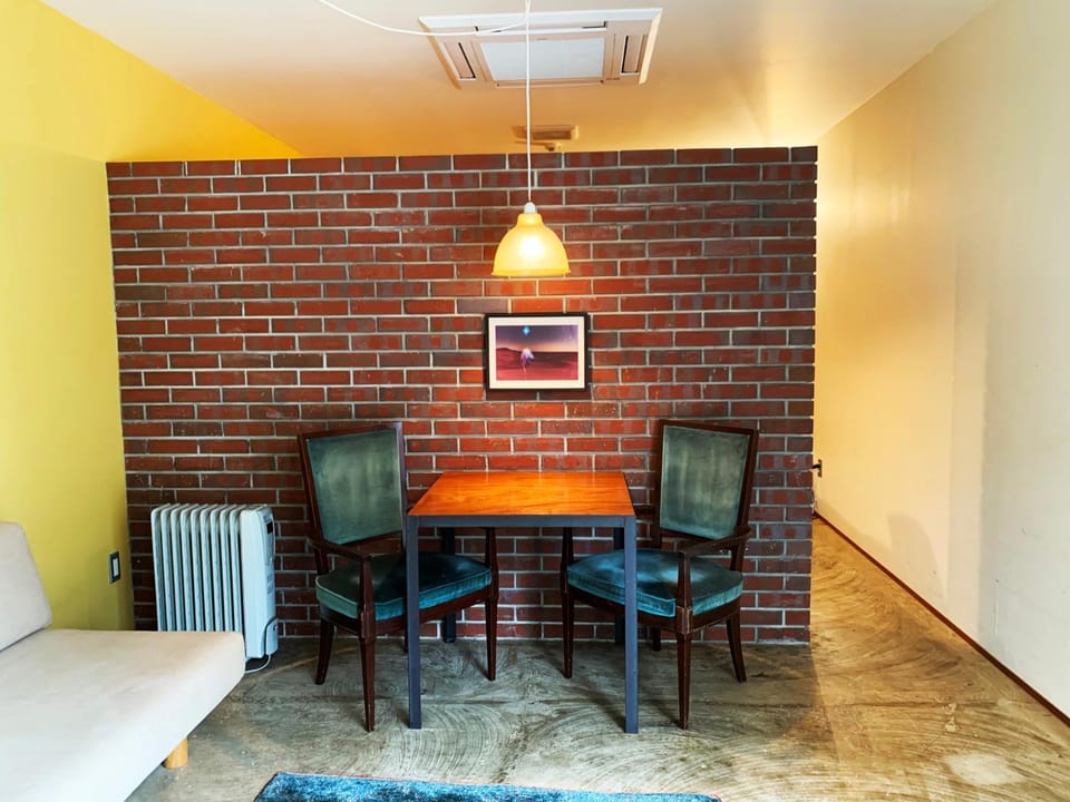 Living room, Seating area, Dining area, internet