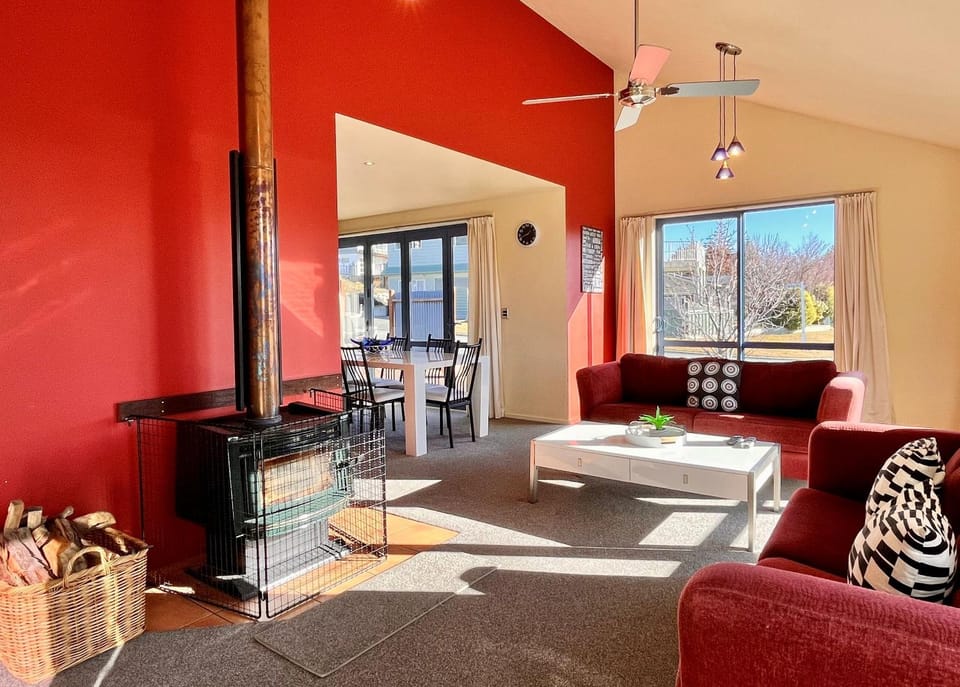 Living room, Seating area, Dining area, fireplace