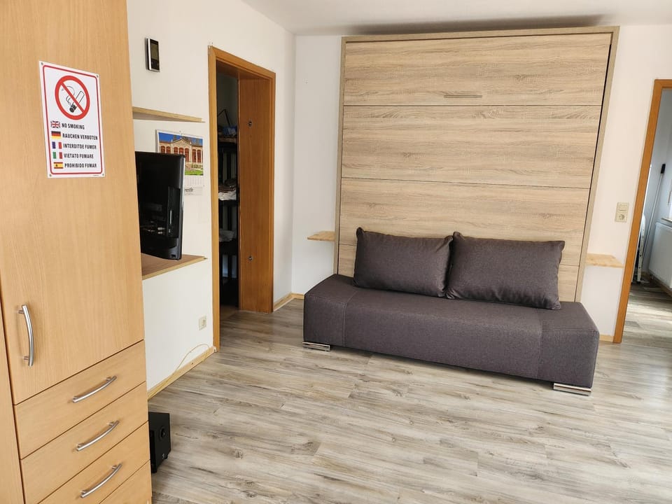 TV and multimedia, Living room, Seating area, wardrobe
