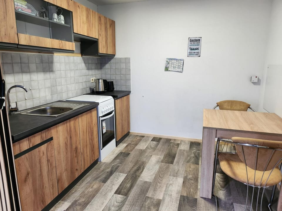 Kitchen or kitchenette, Dining area, stove